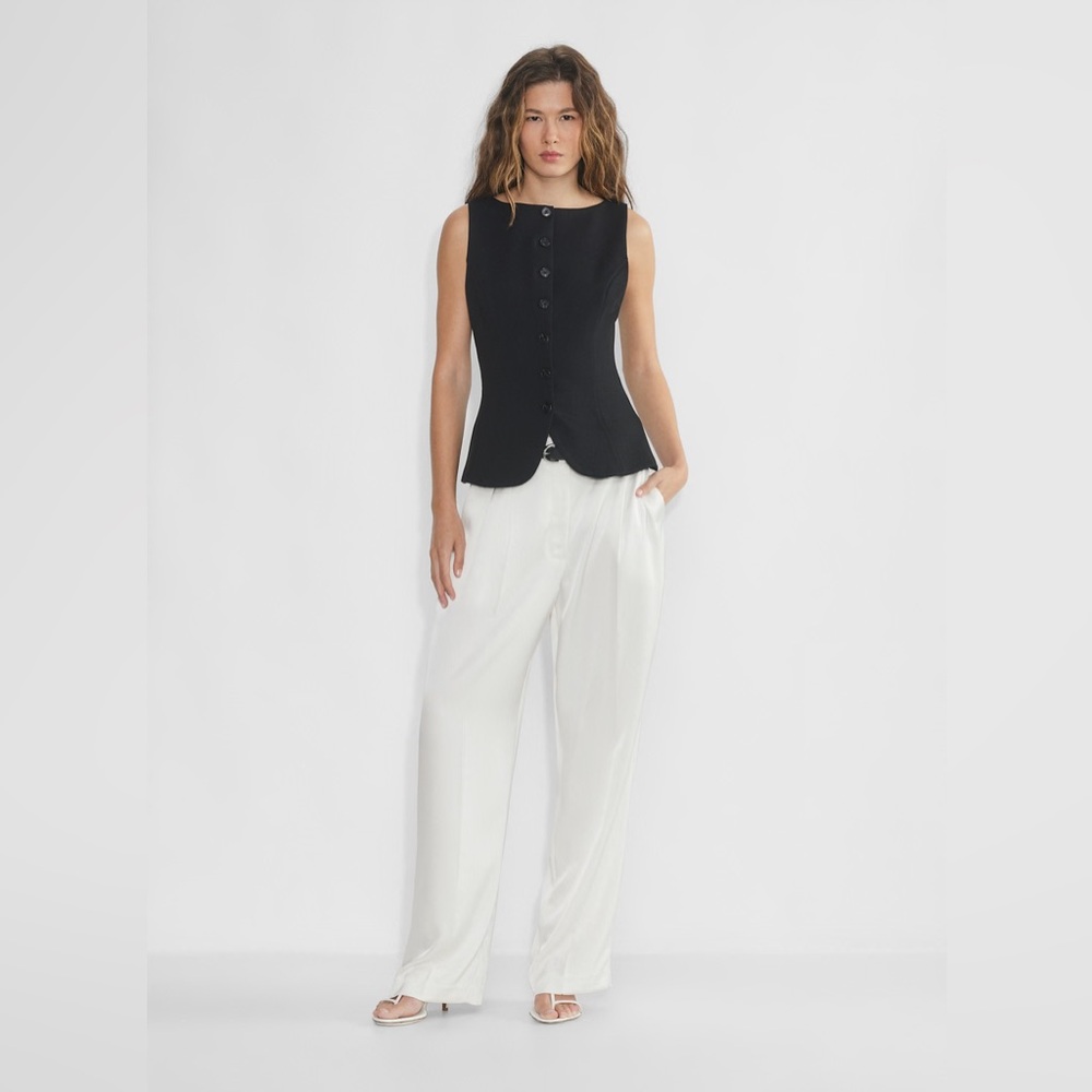 Aritzia
The Effortless Pant™ Satin